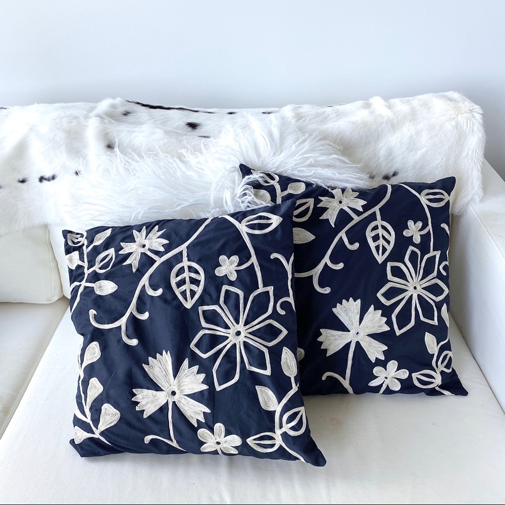 Set of 2 navy blue pillowcases w/flower pattern